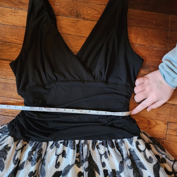 Elegant Black and White Floral Dress - Picture 11 of 12